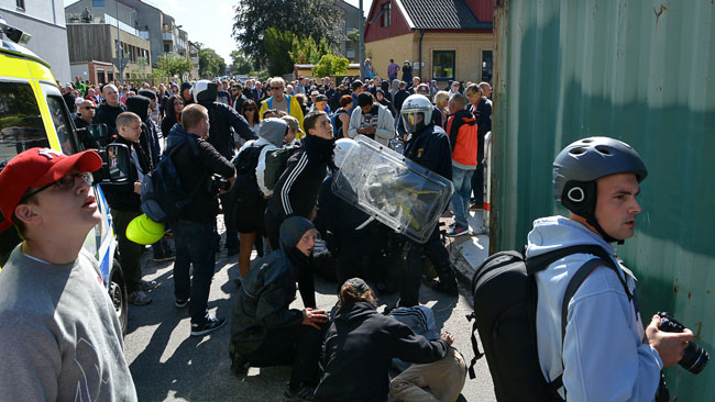 Polis och sjukvårdspersonal fick ingripa för att ta hand om skadade. Foto: Fritz Schibli / TOPNEWS.se