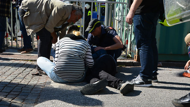 Har ligger en person på marken under tumultet i Malmö. Foto: Fritz Schibli / TOPNEWS.se