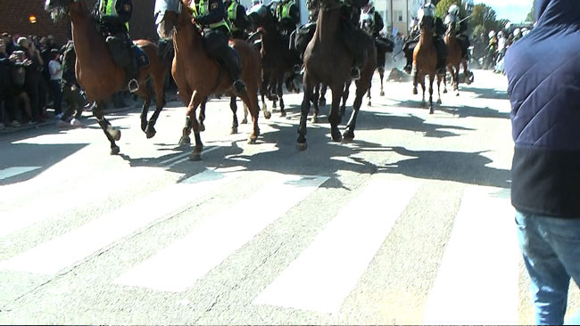 Ballonger med ammoniak ska ha kastats mot både polis och polishästar. Foto: Fritz Schibli / TOPNEWS.se