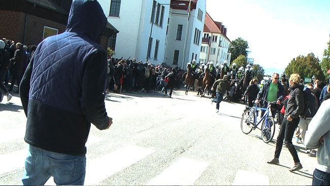 Motdemonstranterna attackerade polishästar - som sedan gick till motattack, enligt polisen. Foto: Fritz Schibli / TOPNEWS.se