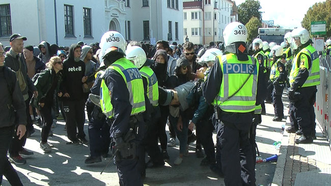 Flera har blivit gripna av polisen under tumultet. Foto: Fritz Schibli / TOPNEWS.se