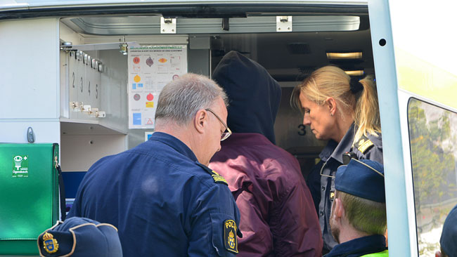 Här har polisen omhärdertagit en motdemonstrant. Foto: Fritz Schibli / TOPNEWS.se