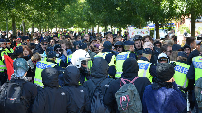 Flera gånger konfronterades polis med motdemonstranter. Foto: Fritz Schibli / TOPNEWS.se