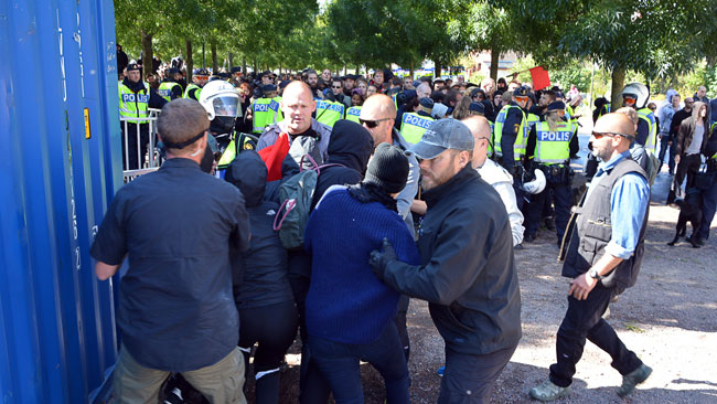 Här ser vi en del av oroligheterna under dagen. Foto: Fritz Schibli / TOPNEWS.se
