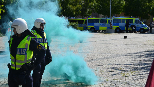 Även rökbomber användes mot polisen. Foto: Fritz Schibli / TOPNEWS.se
