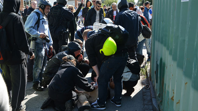 En del motdemonstranter skadades även under tumultet. Foto: Fritz Schibli / TOPNEWS.se