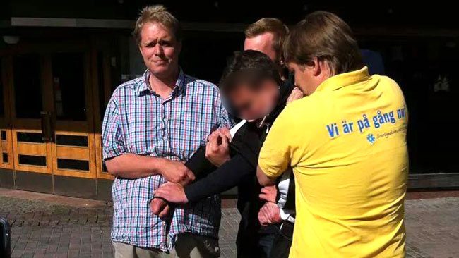 Det var totalt fyra stycken som höll tag i den misstänkta flaggtjuven. Foto: Privat