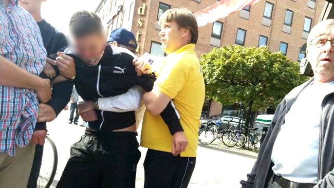 Under tiden som han hölls fast ringde en person till polisen. Foto: Privat