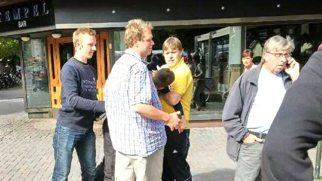 Det var flera personer som ingrep för att få tillbaka flaggan. Foto: Privat