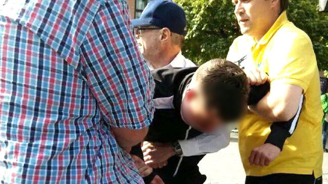 Här har flaggtjuven precis blivit infångad av sverigedemokrater i Karlstad. Foto: Privat