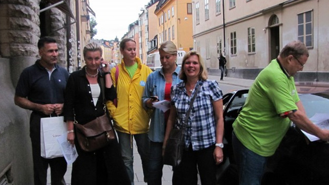 Tjejen i gul moderatjacka pekas ut som den aktuella tjänstemannen Caroline Karlsson. Foto: moderaterna.net