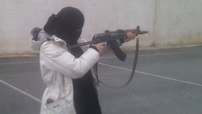 Här poserar "Faten umm Fidah" med automatvapen. Foto: Facebook