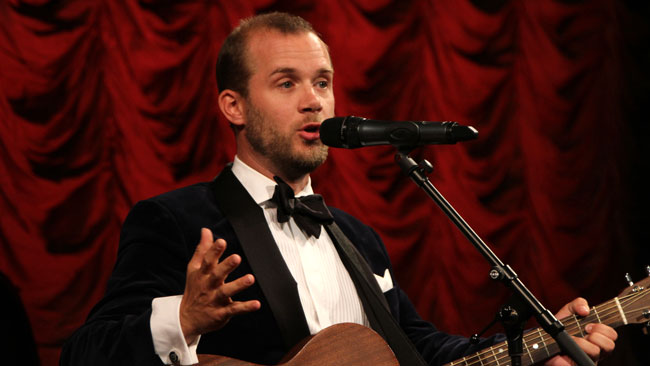 Det bjöds även på en Almedalsvisa innan premiären. Foto: Chang Frick / Nyheter Idag