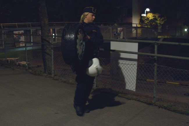 Polisen fick även bära bort bildäck från gångbron. Foto: Chang Frick / Nyheter Idag