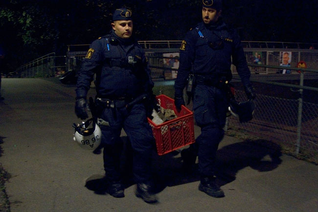 Det var stora mängder stenar som polisen plockade upp från gångbron. Foto: Chang Frick / Nyheter Idag