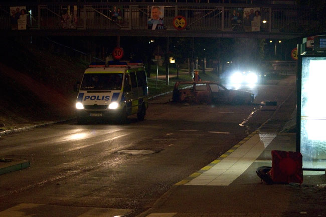 Här står polisen under den aktuella gångbron. Foto: Chang Frick / Nyheter Idag
