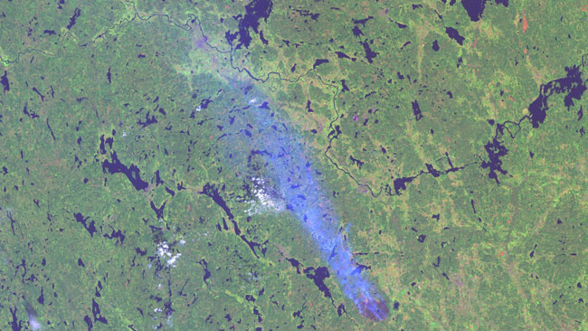 Brandrökens utsträckning i ljusblått. Foto: Landsat 8, NASA/USGS. Bearbetning Metria.