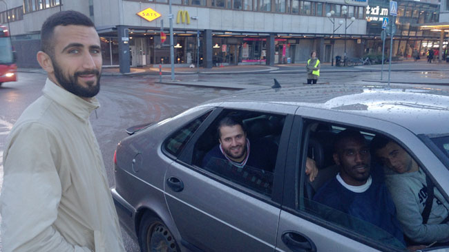 Husbygänget. Armin Iranpak står till vänster i bild. Foto: Chang Frick / Nyheter Idag