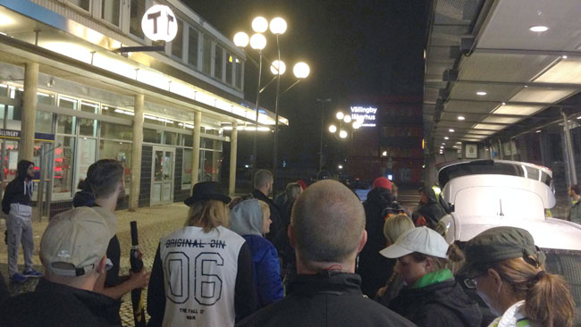Vi stod i kö innan vi fick varsin gul reflexväst och ett område att söka av. Foto: Chang Frick / Nyheter Idag