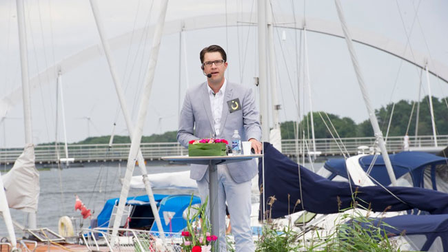 På kavajen har Åkesson den arabiska bokstaven för "n" som betyder att man är kristen. Foto: Sven Pernils / Nyheter Idag