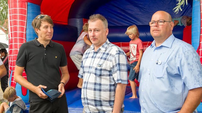 Här ser vi riksdagsledamoten Richard Jomshof med sällskap. Foto: Sven Pernils / Nyheter Idag