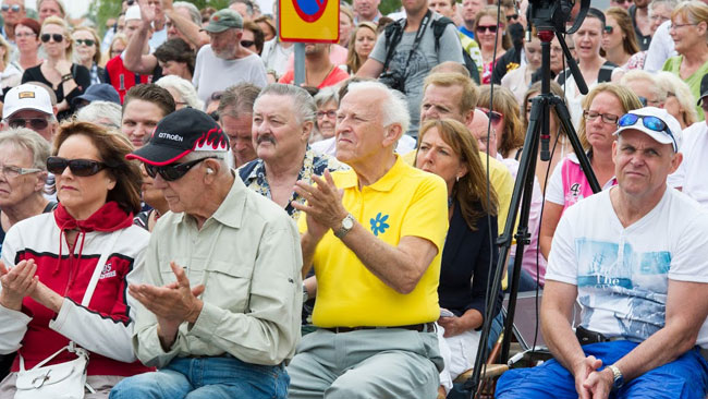Flera gånger applåderade publiken under sommartalet. Foto: Sven Pernils / Nyheter Idag