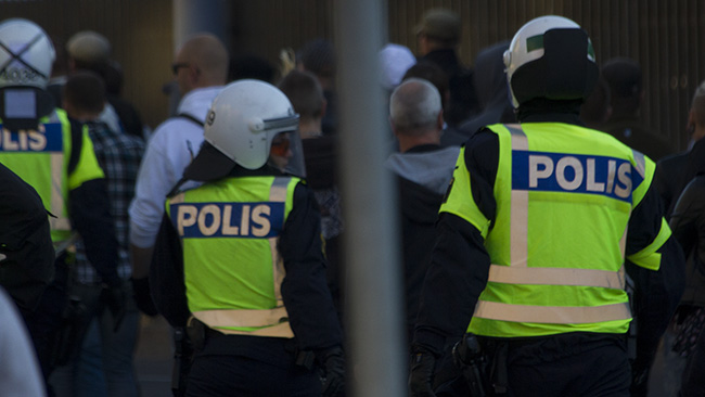 Som goda herdar vallade polisen demonstranterna till Gamla stan. Foto: Jakob Bergman / Nyheter Idag