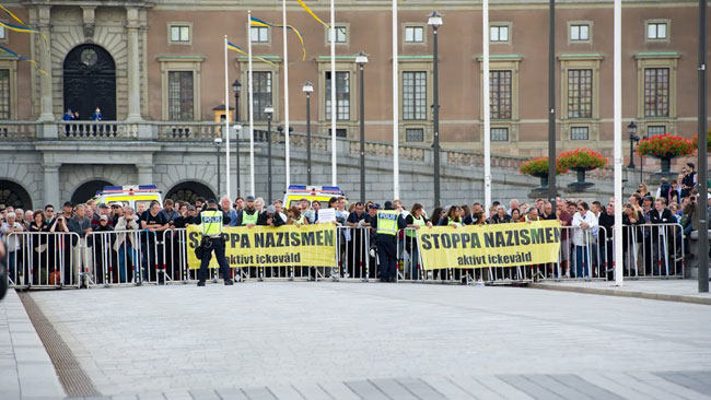 Motdemonstranterna hade med sig banderoller. Foto: Sven Pernils / Nyheter Idag