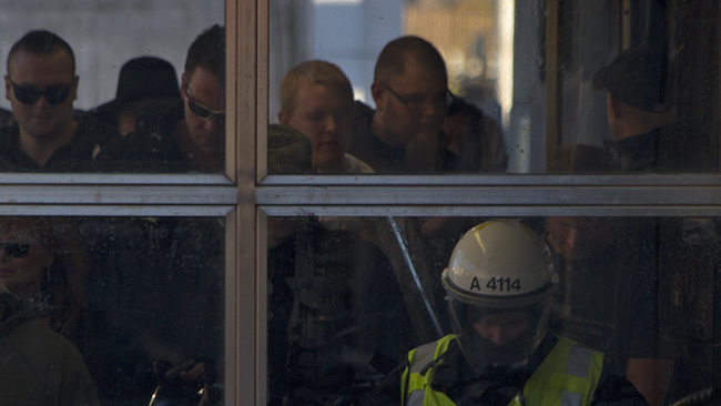 Demonstranterna får följa med polisen ned i tunnelbanan. Foto: Jakob Bergman / Nyheter Idag