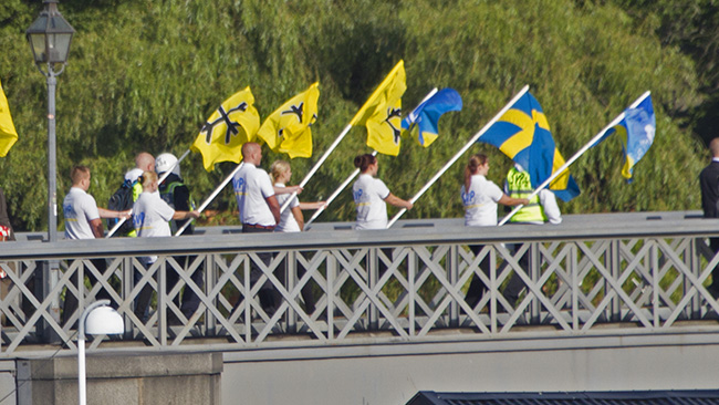 Här knallar förtruppen över Norrbron. Foto: Jakob Bergman / Nyheter Idag
