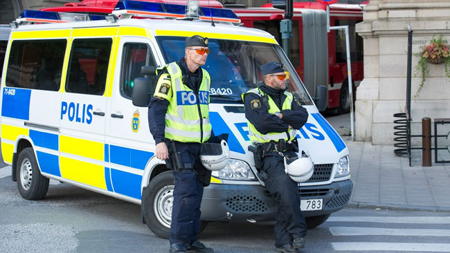 Två poliser håller vakt. Poliserna på bilden har inte med händelsen att göra. Arkivbild. Foto: Sven Pernils / Nyheter Idag
