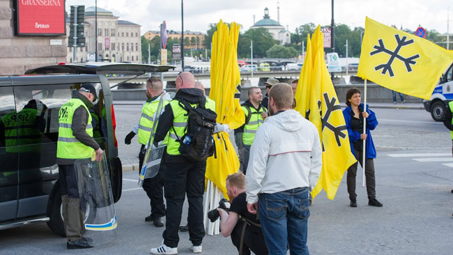 Svenskarnas parti hade flaggor med sig. Foto: Sven Pernils / Nyheter Idag