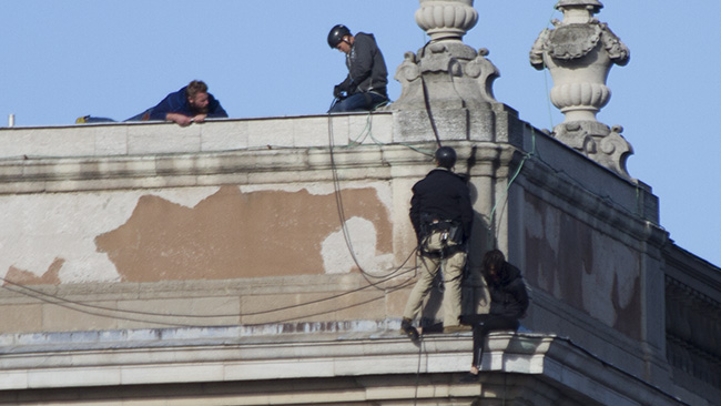 En av fasadklättrarna tas om hand. Foto: Jakob Bergman / Nyheter Idag