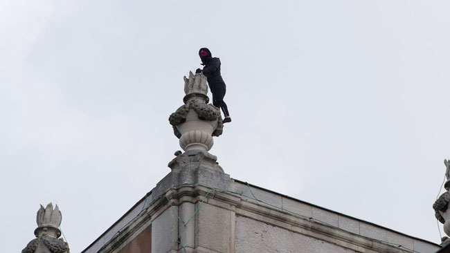 En person klättrade upp på ett tak. Foto: Sven Pernils / Nyheter Idag