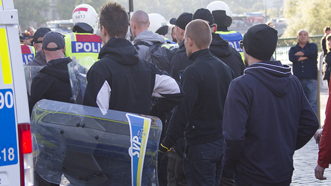 Demonstranterna var utrustade med egna kravallsköldar. Foto: Jakob Bergman / Nyheter Idag