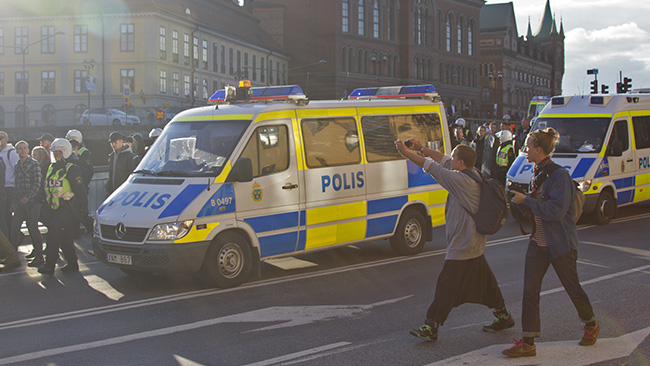 Är det karneval? Nej, det är ju nazister! Foto: Jakob Bergman / Nyheter Idag