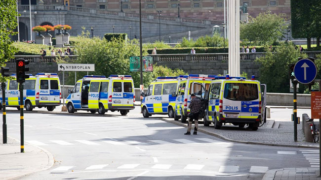 Polisbussar stod i en lång rad. Foto: Sven Pernils / Nyheter Idag