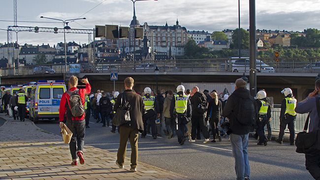 Demonstranter på promenad med poliseskort. Foto: Jakob Bergman / Nyheter Idag