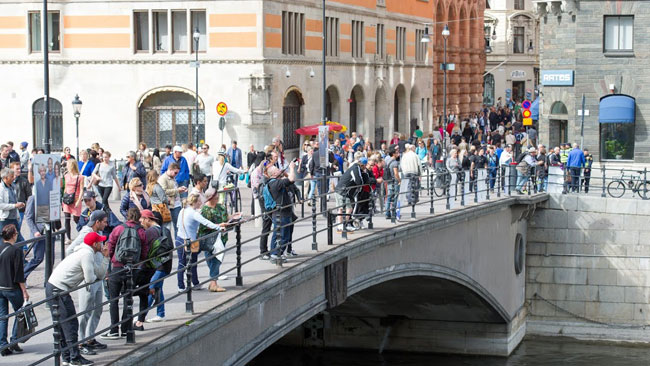 Det var många nyfikna som också tittade på hela händelsen. Foto: Sven Pernils / Nyheter Idag