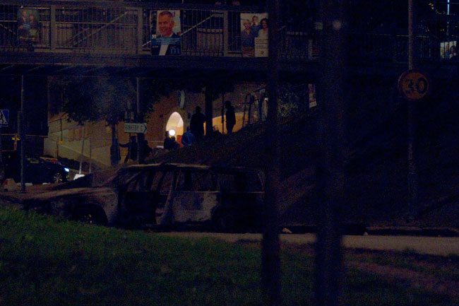 Tittar man noga ser man flera personer strax under gångbron där stenkastningen ägt rum. Foto: Chang Frick / Nyheter Idag