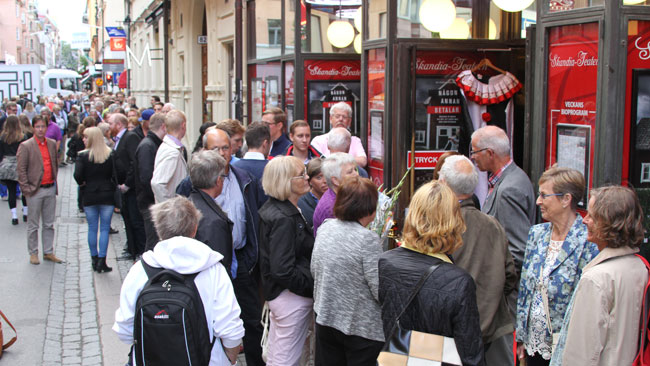 Det var en lång kö utanför biografen inför kvällens premiär. Foto: Chang Frick / Nyheter Idag