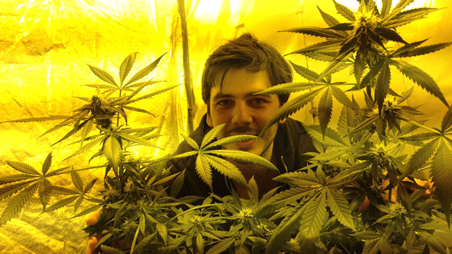 Såhär glad är Chang Frick när han luktar på närodlade blommor. Foto: Privat