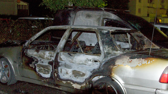 Här har två bilar brandskadats i Norsborg. Foto: Nyheter Idag