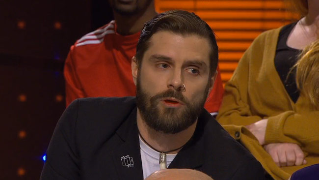 Journalisten Christoffer Röstlund menade att Parks konst är rasistisk i SVT Debatt om Dan Park. Foto: SVT