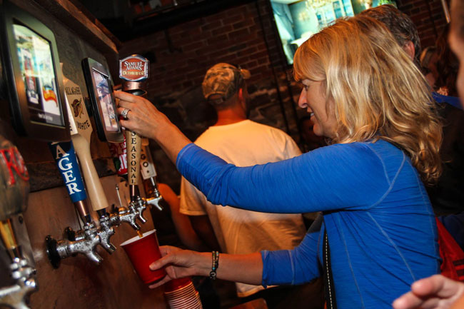 Så här glad blir man när man själv får hälla upp öl. Foto: Robotpubgroup.com