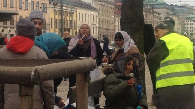 Det var många som kom till Brunnsparken när det skulle delas ut kläder till hemlösa. Foto: Privat