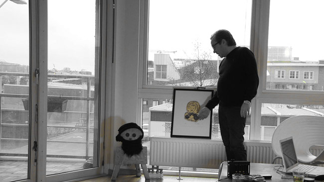 Henrik Rönnquist berättar om verk av Dan Park. Foto: Chang Frick / Nyheter Idag