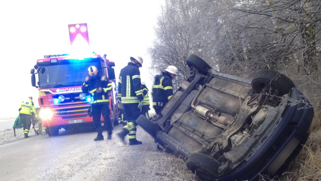 En bil har åkt av vägen utanför Upplands Väsby under lördagen. Foto: Stefan Reinerdahl