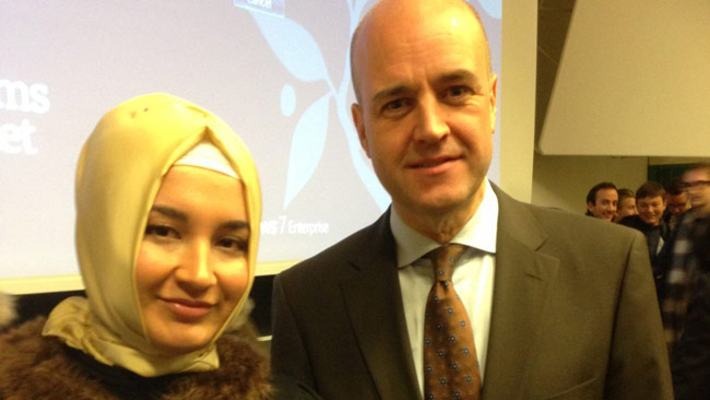 Büsra Kocatürk förefaller ha ett gediget engagemang i Moderaterna. Här tillsammans med förre statsministern Fredrik Reinfeldt. Foto: Twitter