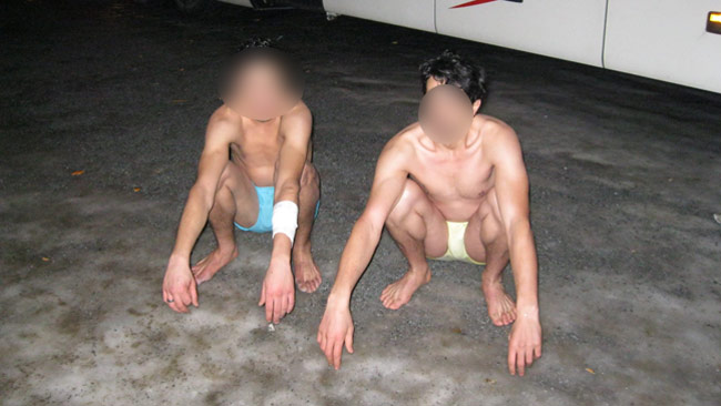 Trots kylan valde de att protestera i princip nakna. Foto: Jens Ganman